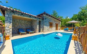 Carevic Resort & Villas
